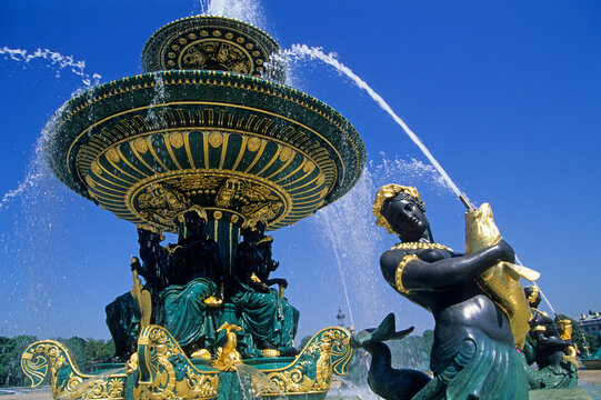 Fontaine des Mers, one of the two Fontaines de la Concordes (designed by Jacques Ignace Hittorff), located in the Place de la Concorde, 8th arrondissement of Paris, Ile de France, France