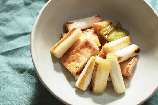 ネギと油揚げの醤油炒め物
