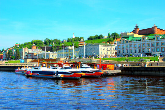 NIZHNY NOVGOROD, RUSSIA - MAY 22, 2026: View from a boat at the Volga river. With the Nizhnevolzhskaya Embankment, people strolling and leisuring, boats docked by the river, the Kremlin
