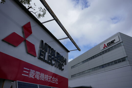 2022/2/5、名古屋市東区、三菱電機名古屋製作所の三菱電機の社名ロゴと社屋の建物