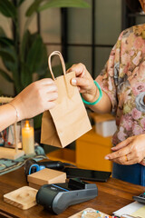 Customer buying handcrafted jewelry at shop © Wanda