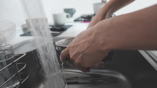 食器を台所で洗う手元 スローモーション