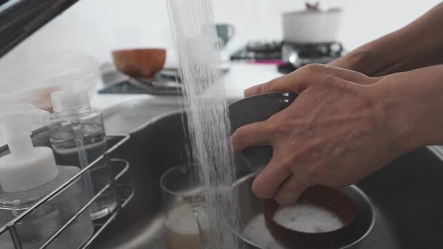 食器を台所で洗う手元 スローモーション