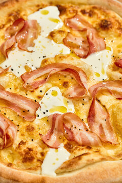 Carbonara pizza macro with glossy bacon curls, creamy cheese pools and cracked black pepper for menu and recipe