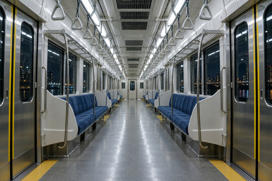 無人の電車内
