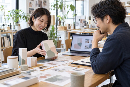 商品サンプルを見ながら相談する男女