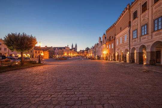 03 October 2026, Colorful Renaissance houses with arcades line the cobblestone main square after sunset in Telč, Czech Republic.