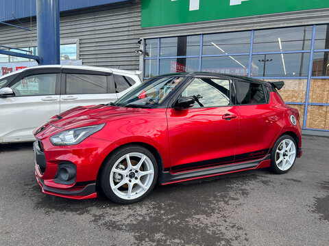 中古車販売店に並ぶスズキ スイフトスポーツ ZC33S 型