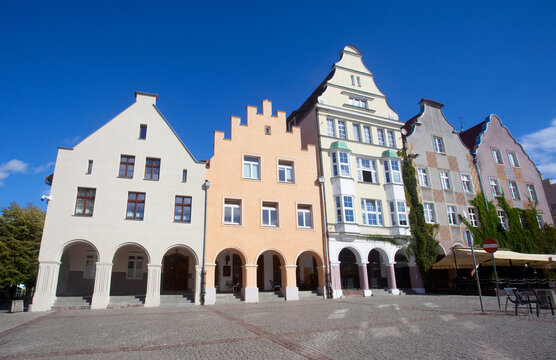Zabytkowe kamienice z gotyckimi arkadami na rynku staromiejskim, Olsztyn, Polska. Historic townhouses with Gothic arcades in the Old Town Market Square, Olsztyn, Poland