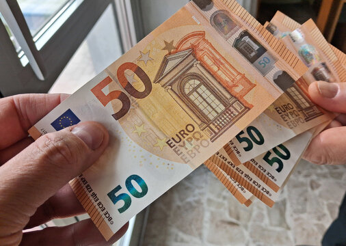 Banconote da 50 euro nelle mani di un uomo - business