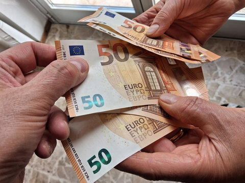 Banconote da 50 euro nelle mani di un uomo - business