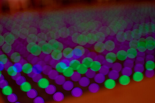 Imagen bokeh de luces moradas y verdes desenfocadas para texturas y fondos