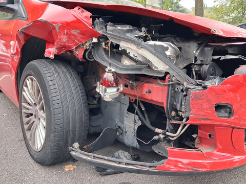 Automobile distrutta a seguito di un grave incidente stradale	