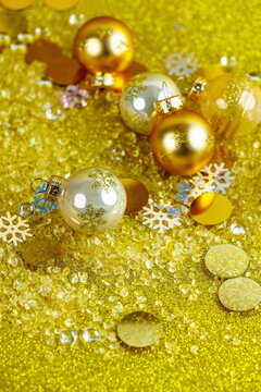 Palline di Natale su sfondo dorato