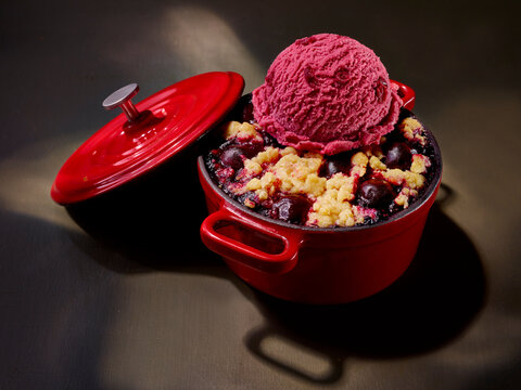 Kirsch Crumble mit Cassis Eis