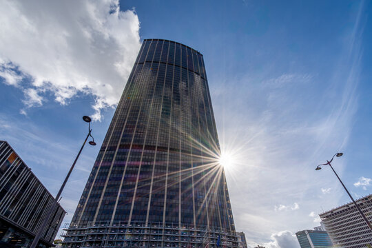 Paris, France - 01 octobre 2026: Vue en contre plong&eacute;e de la tour Montparnasse avec le soleil &agrave; contrejour. La tour Montparnasse est le plus haut gratte-ciel situ&eacute; dans Paris intra-muros