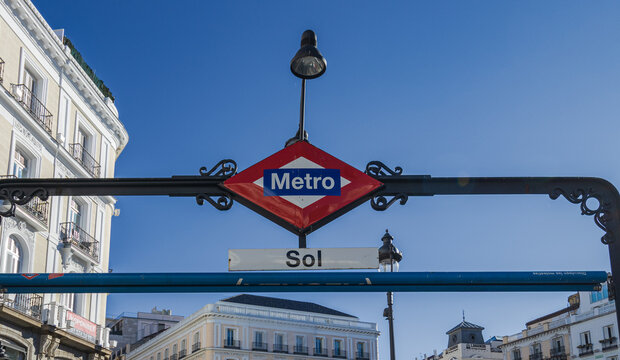Madrid, Espa&ntilde;a. 16 de Diciembre 2023. Cartel horizontal del Metro de la estaci&oacute;n de Sol en Madrid