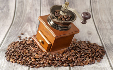 Grains de café avec moulin à café © Maurice Metzger
