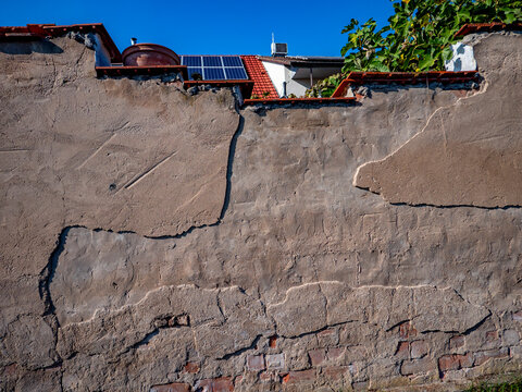 Grobe Sch&auml;den an einer Hauswand