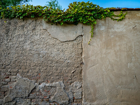 Grobe Sch&auml;den an einer Hauswand