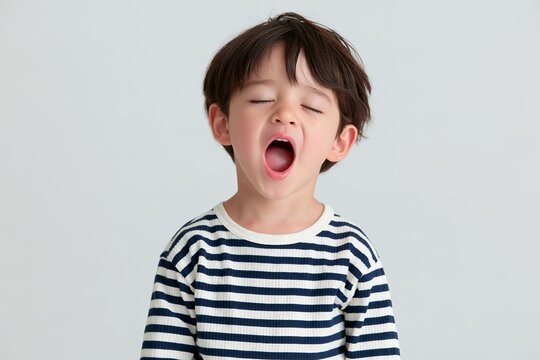 大きく口を開けあくびする眠そうな表情の可愛い幼児の日常