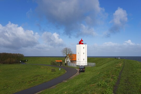 Motorhome, De Ven lighthouse, on the IJsselmeer dyke, Oosterdijk, Enkhuizen, Noord-Holland, Netherlands