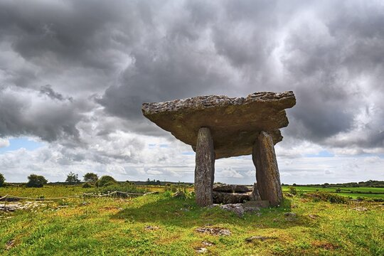 Poulnabrone-Dolmen, Poll na Br&oacute;n, Portal-Dolmen from the New Stone Age, Megalithic facility in Burren National Park, County Clare, Ireland