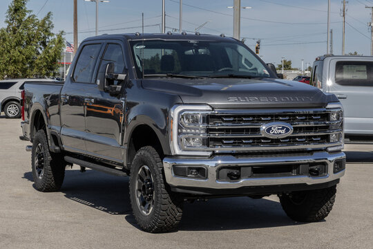 Ford F-250 Super Duty SRW 4X4 Crew Cab XLT at a dealership. Ford offers the F250 with a 7.3L DEVCT V8 gas engine. MY:2027