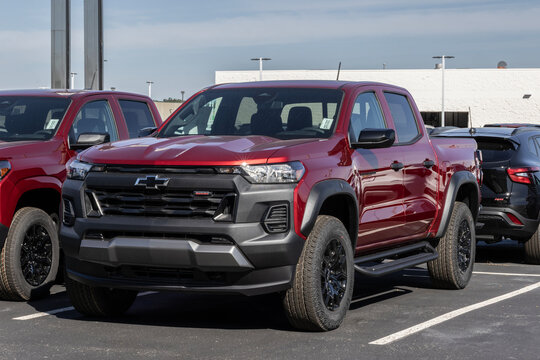 Chevrolet Colorado 4WD Trailboss Crew Cab at a dealership. Chevy offers the Colorado with a 2.7L Turbomax engine. MY:2026
