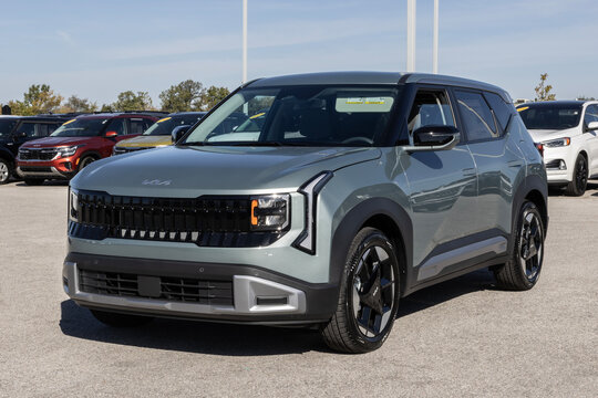 Kia Seltos S FWD Compact SUV at a dealership. Kia offers the Seltos with a 2.0L MPI 4-Cylinder engine. MY:2027