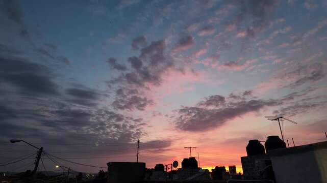  atardecer, anochecer, puesta de sol, cielo, nubes, timelapse, transici&oacute;n d&iacute;a noche, cambio de luz, cielo al atardecer, nubes en movimiento, crep&uacute;sculo, hora dorada, hora azul, paisaje, horizonte, luz