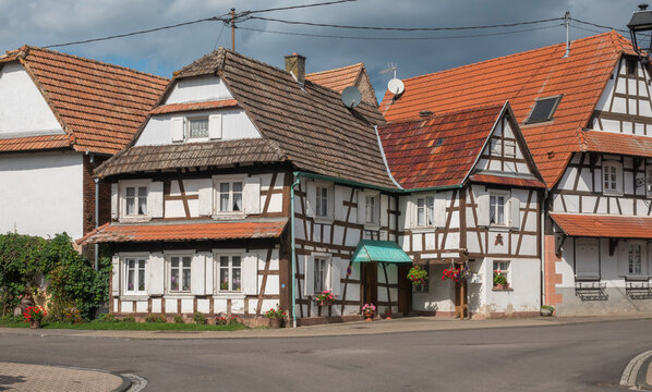 Hauptstra&szlig;e mit Fachwerkh&auml;usern, Hunspach, Elsass
