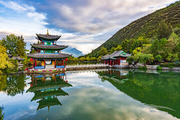 Fototapeta premium The beautiful scenery of Black Dragon Pool Park in Lijiang, Yunnan, at dawn.
