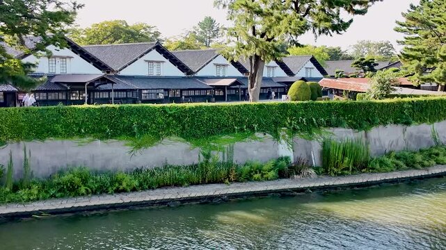 新井田川沿いに建つレトロな山居倉庫