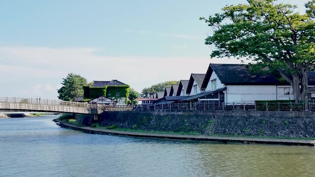 新井田川沿いに建つレトロな山居倉庫