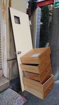 路上に放置された粗大ごみのドアと引き出し