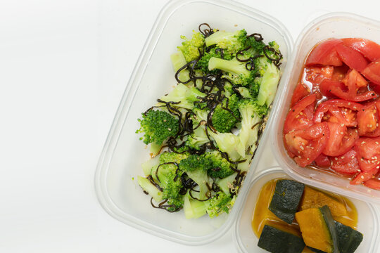 ブロッコリー、カボチャ、トマトの緑黄色野菜の作り置き常備菜、健康的な食生活を支える時短料理俯瞰　コピースペース