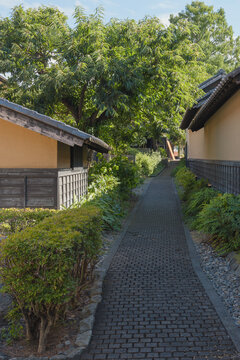 小布施の栗の小径＿栗の木レンガの道と土壁の蔵が続く緑の散策路