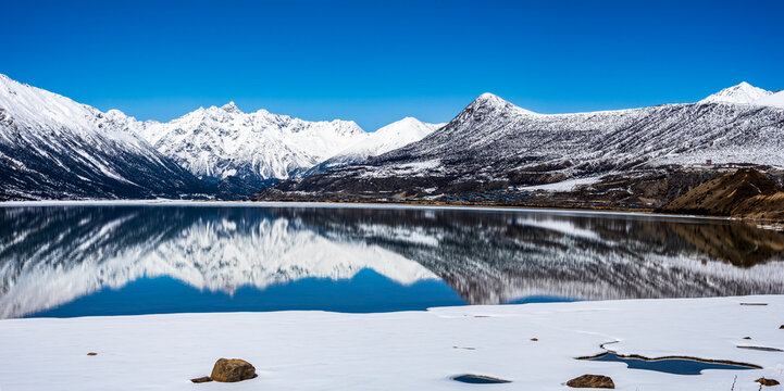 Winter panorama of Ranwu Lake in Xizang, perfect mirror reflection of snow mountains