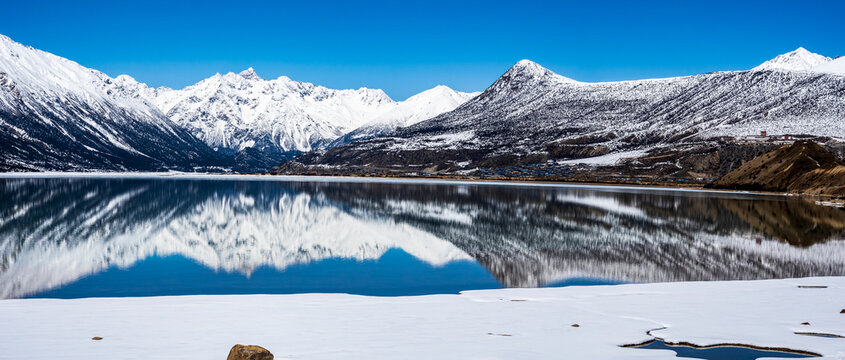 Winter panorama of Ranwu Lake in Xizang, perfect mirror reflection of snow mountains