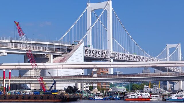 複雑に交差する橋が見える港の風景。
