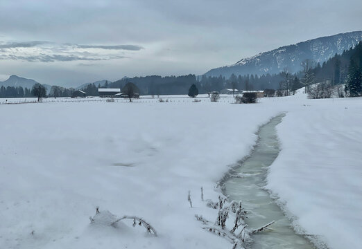 Gefrorener Bach im Winter am Walchsee, Tirol, &Ouml;sterreich