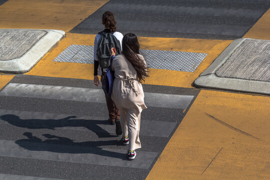 Personnes sur passage pour pi&eacute;tons 