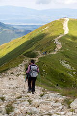 Obraz premium Mountain Trail Hiking with Scenic View on Ridge Path
