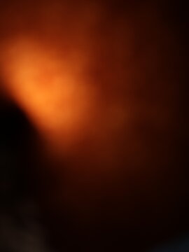 Una toma de cerca de un fondo abstracto de colores anaranjado  y negro con un degradado ligero desenfocado
