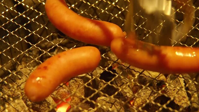 焼肉店内でウィンナーを焼いている様子