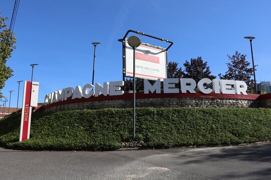 Publicit&eacute; autour du si&egrave;ge des Champagnes Mercier, vue de l'ext&eacute;rieur, ville d'Epernay, d&eacute;partement de la Marne, France