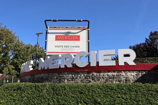 Publicit&eacute; autour du si&egrave;ge des Champagnes Mercier, vue de l'ext&eacute;rieur, ville d'Epernay, d&eacute;partement de la Marne, France