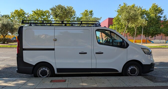 Vista lateral de una furgoneta Renault Trafic con baca para carga en el techo, aparcada en una calle de Madrid, Espa&ntilde;a, 5 de julio de 2026