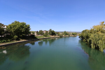 Fototapeta premium La rivière la Marne, ville d'Epernay, département de la Marne, France